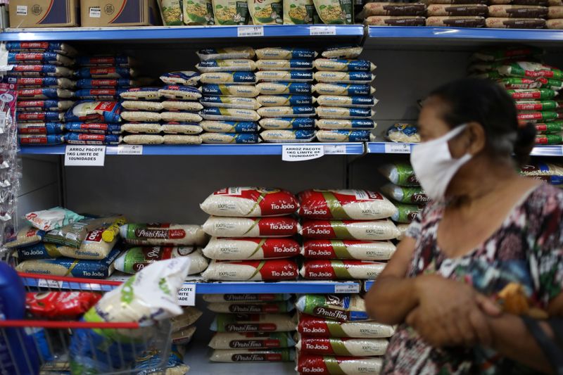 © Reuters. Sacos de arroz em supermercado no Rio de Janeiro, Brasil. 
10/09/2020
REUTERS/Pilar Olivares