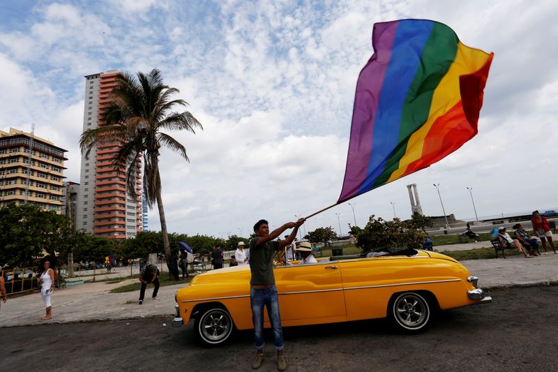 &copy; Reuters. Participante de marcha contra a homofobia segura bandeira do arco-íris em Havana
13/05/2017
REUTERS/Stringer