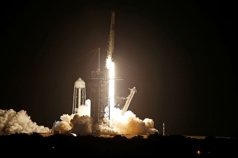 © Reuters. A SpaceX Falcon 9 rocket with the Crew Dragon capsule lifts off from Pad 39A on the Inspiration 4 civilian crew mission at the Kennedy Space Center in Cape Canaveral, U.S., September 15, 2021. REUTERS/Thom Baur REFILE - CORRECTING CAPTION INFORMATION