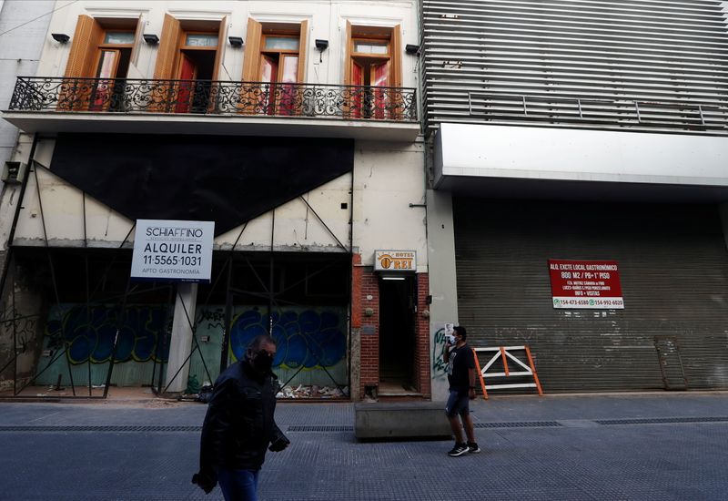 &copy; Reuters. FILE PHOTO: Pedestrians walk past out-of-business stores which display "For rent" signs, near Buenos Aires' Obelisk, Argentina, in downtown Buenos Aires, Argentina August 20, 2021. Picture taken August 20, 2021. REUTERS/Agustin Marcarian