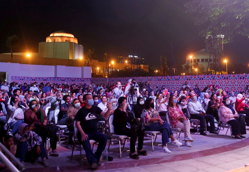 &copy; Reuters. جمهور يتابع عرضا في المسرح المكشوف في دار الأوبرا المصرية في القاهرة يوم 16 يونيو حزيران 2021. تصوير: محمد عبد الغني - رويترز.