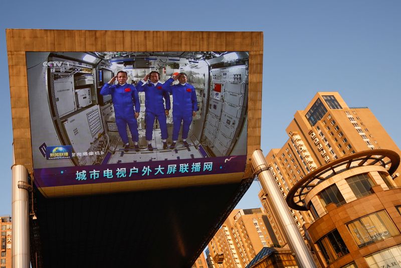 &copy; Reuters. Les trois taïkonautes qui se trouvaient dans la station spatiale chinoise en construction ont terminé leur mission et ont entamé jeudi leur voyage de retour vers la Terre. /Photo prise le 18 juin 2021/REUTERS/Thomas Peter