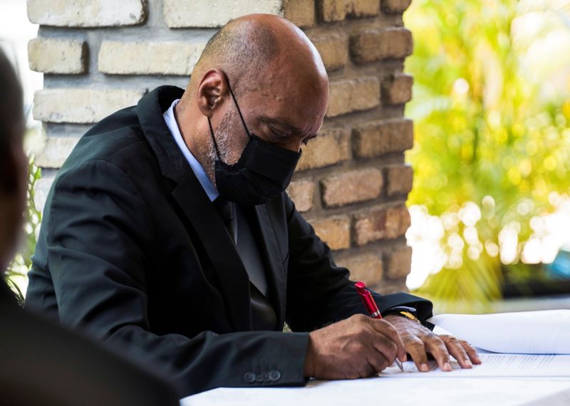 &copy; Reuters. Foto de archivo del Primer Ministro de Haití, Ariel Henry, firmando un documento en Puerto Príncipe. 
Sep 11, 2021. REUTERS/Ralph Tedy Erol