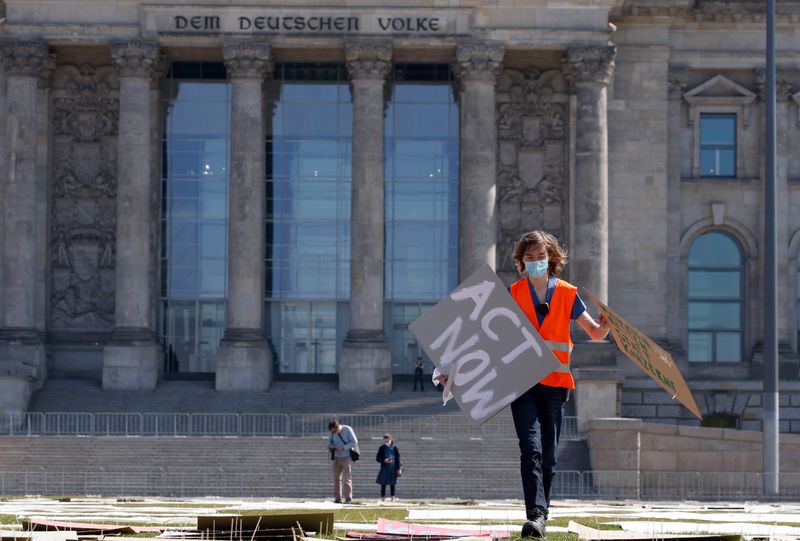 &copy; Reuters. A activist of the Fridays for Future movement prepares a protest in front of the Reichstag building, the seat of the lower house of parliament Bundestag, as the spread of the coronavirus disease (COVID-19) continues in Berlin, Germany, April 24, 2020. REU