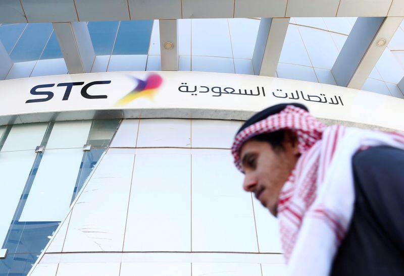 &copy; Reuters. رجل يمر أمام مقر شركة الاتصالات السعودية في الرياض بصورة من أرشيف رويترز.