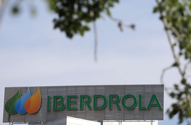 &copy; Reuters. FOTO DE ARCHIVO: El logotipo de la empresa española de servicios públicos Iberdrola en su sede en Madrid, España, 23 de mayo de 2018. REUTERS/Sergio Pérez