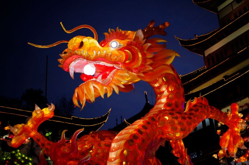 © Reuters. FILE PHOTO: A dragon lantern is seen at Yuyuan Garden in downtown Shanghai January 17, 2012. REUTERS/Carlos Barria 