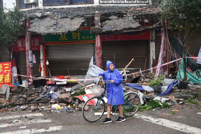 &copy; Reuters. Una persona empuja una bicicleta frente a los edificios dañados, tras un terremoto en la ciudad de Luzhou, en la provincia suroccidental de Sichuan, China, 16 de septiembre de 2021. cnsphoto/via REUTERS  