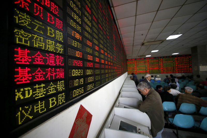 &copy; Reuters. FILE PHOTO: Investors look at computer screens showing stock information at a brokerage house in Shanghai, China, April 21, 2016. REUTERS/Aly Song//File Photo