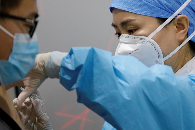 &copy; Reuters. 中国国家衛生健康委員会の報道官は１６日の会見で、人口１４億人の７０％以上が新型コロナウイルスワクチンの接種を完了したと発表した。写真は１月、北京で撮影（２０２１年　ロイタ