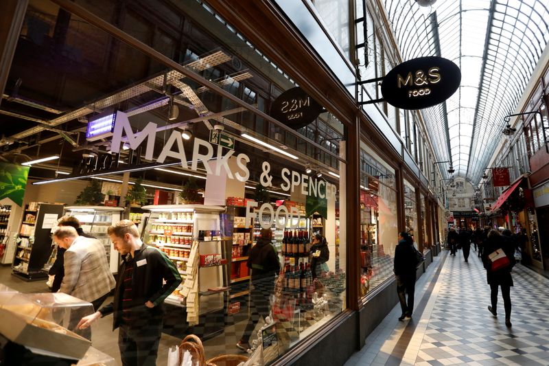 &copy; Reuters. La chaîne britannique Marks & Spencer a annoncé la fermeture dans les prochains mois de 11 magasins en France, en raison des nouvelles contraintes douanières liées au Brexit qui affectent la disponibilité de ses produits en Europe. /Photo d'archives/