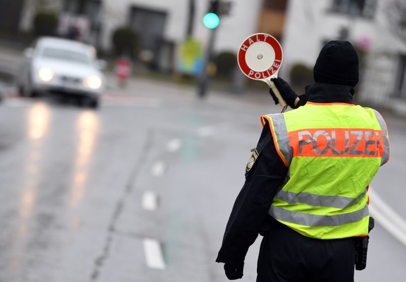 &copy; Reuters. La police allemande a annoncé jeudi l'arrestation de quatre personnes, dont un adolescent de 16 ans, après avoir reçu des informations sur un risque d'attaque contre une synagogue de Hagen, dans l'ouest du pays, une ville de 200.000 habitants située e