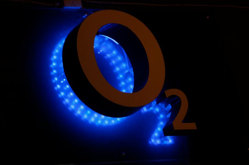 &copy; Reuters. FOTO DE ARCHIVO: El logotipo de O2 en una tienda de Bonn, Alemania, el 3 de abril de 2013. REUTERS/Wolfgang Rattay