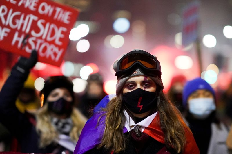 &copy; Reuters. FILE PHOTO: Demonstrators attend a protest against a decision restricting abortion rights in Warsaw, Poland, January 29, 2021. REUTERS/Aleksandra Szmigiel/File Photo