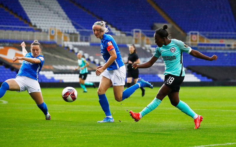 &copy; Reuters. FOTO DE ARCHIVO: Danielle Carter del Brighton and Hove Albion marca su tercer gol contra el Birmingham City en la Superliga Femenina, en St Andrew's, Birmingham, Reino Unido, 12 de septiembre de 2021. REUTERS/Jason Cairnduff