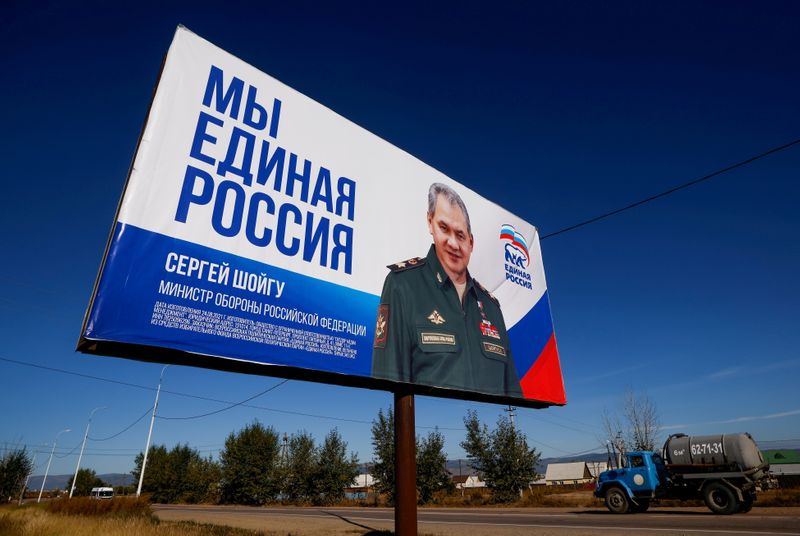 &copy; Reuters. FILE PHOTO: A truck drives past a campaign poster of the United Russia political party ahead of the Russian parliamentary and regional election outside Ulan-Ude, Buryatia republic, Russia September 16, 2021. REUTERS/Maxim Shemetov/File Photo