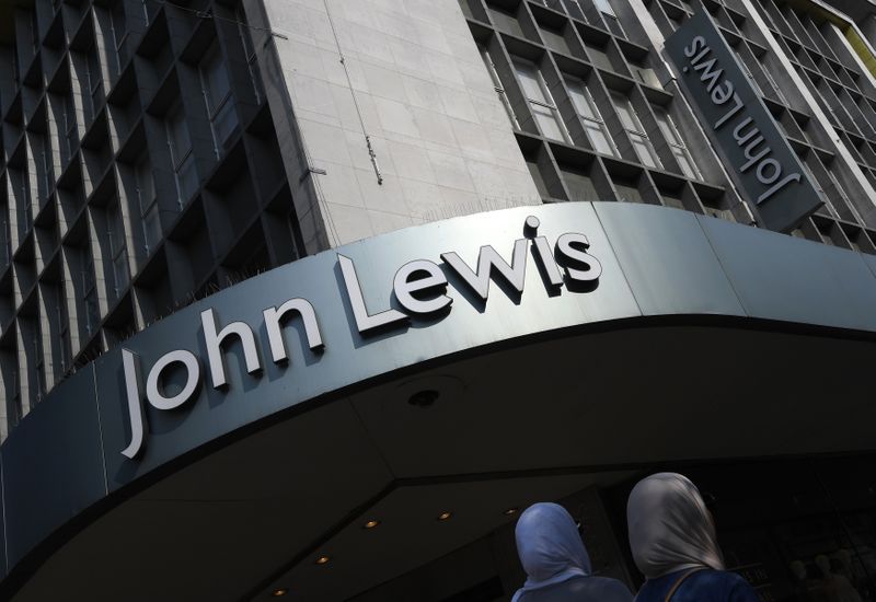 &copy; Reuters. Consumidores ante una sucursal de John Lewis en Londres, Reino Unido, 15 de septiembre de 2016. REUTERS/Toby Melville