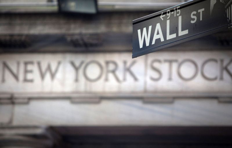 © Reuters. FILE PHOTO: A Wall Street sign is pictured outside the New York Stock Exchange in New York, October 28, 2013.  REUTERS/Carlo Allegri/File Photo