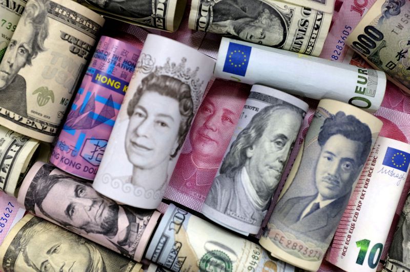 &copy; Reuters. Imagen de archivo ilustrativa de billetes de euros, dólares de Hong Kong, dólares de Estados Unidos, yenes japoneses, libras esterlinas y yuanes chinos tomada el 21 de enero, 2016. REUTERS/Jason Lee/Ilustración/Archivo