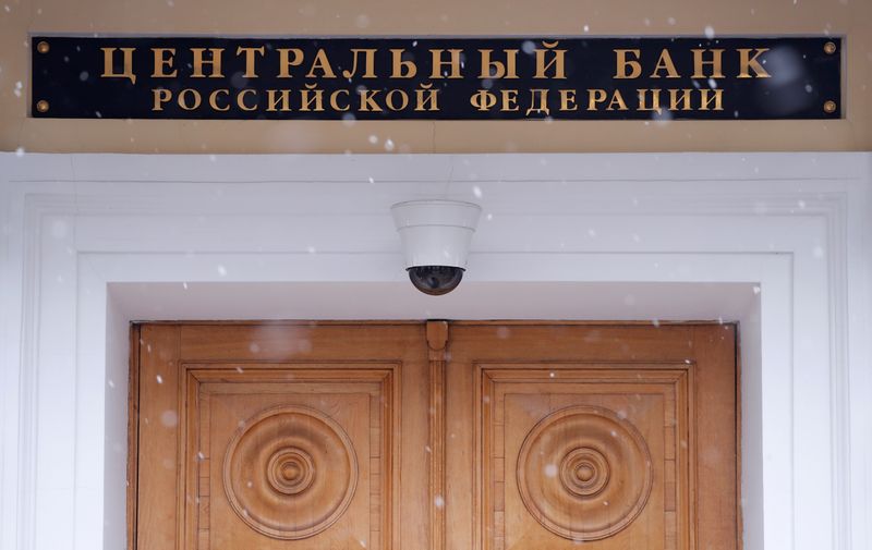 © Reuters. An exterior view shows a part of the facade of Russian Central Bank headquarters in Moscow, Russia December 3, 2018. REUTERS/Maxim Shemetov