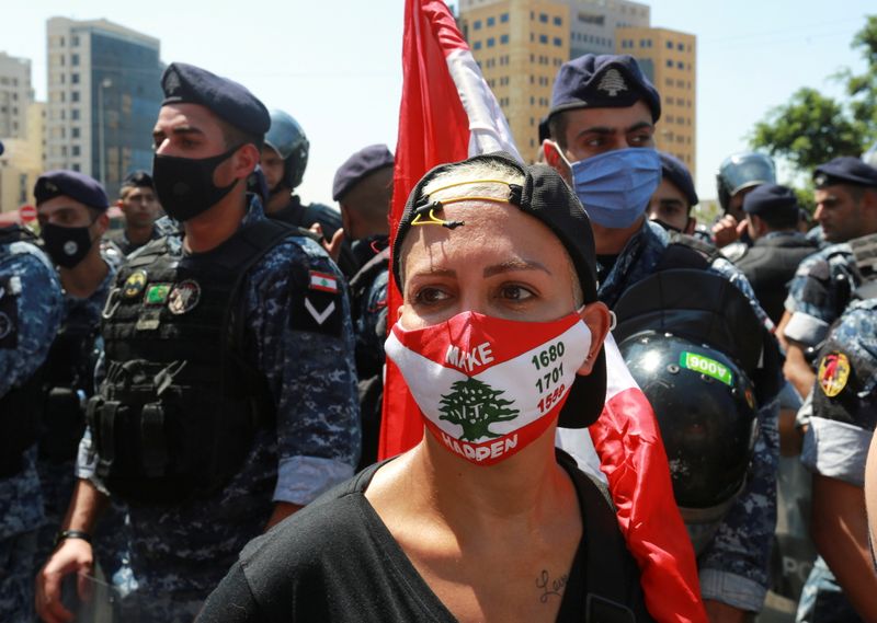&copy; Reuters. امرأة تضع كمامة أثناء مظاهرة في بيروت دعت إليها أسر ضحايا انفجار المرفأ يوم 12 أغسطس آب 2021. تصوير: عزيز طاهر - رويترز 