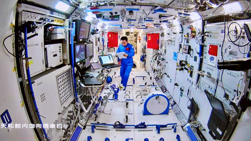 &copy; Reuters. Astronauta chinês trabalha em módulo da estação espacial da China
20/08/2021 cnsphoto via REUTERS