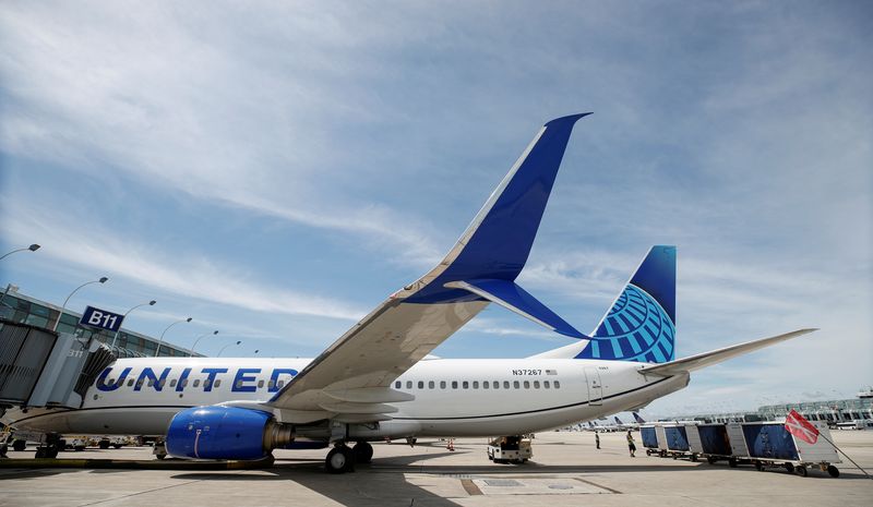 &copy; Reuters. FILE PHOTO: A United Airlines Boeing 737-800 sits at a gate after arriving at O'Hare International Airport in Chicago, Illinois, U.S., June 5, 2019. REUTERS/Kamil Krzaczynski/File Photo