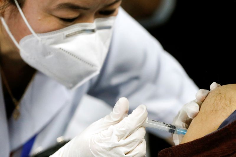 &copy; Reuters. Vacinação contra a Covid-19
16/4/2021
REUTERS/Adnan Abidi