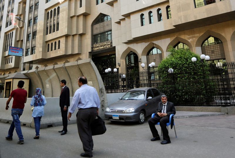 &copy; Reuters. مارة أمام مقر البنك المركزي المصري بوسط القاهرة - صورة من أرشيف رويترز 