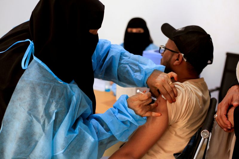 © Reuters. رجل يتلقى لقاحا للوقاية من كوفيد-19 في مركز طبي في تعز في 23 أبريل نيسان 2021. تصوير أنيس مهيوب- رويترز