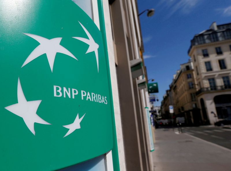 &copy; Reuters. Il logo Bnp Paribas presso una filiale a Parigi.  REUTERS/Regis Duvignau/