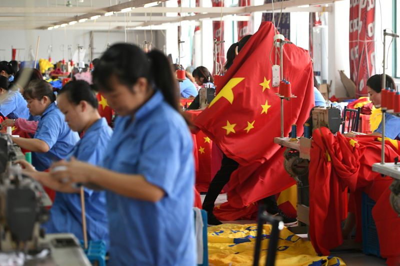 © Reuters. FOTO DE ARCHIVO: Trabajadores hacen banderas de China en Jiaxing, provincia de Zhejiang, China, 25 de septiembre del 2019. REUTERS/Stringer/File Photo