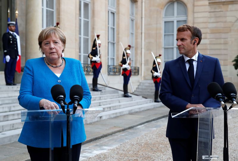 &copy; Reuters. ماكرون وميركل أثناء إلقاء بيان مشترك أمام مقر الإليزيه في باريس في 16 سبتمبر أيلول 2021. تصوير جونزالو فوينتس-رويترز