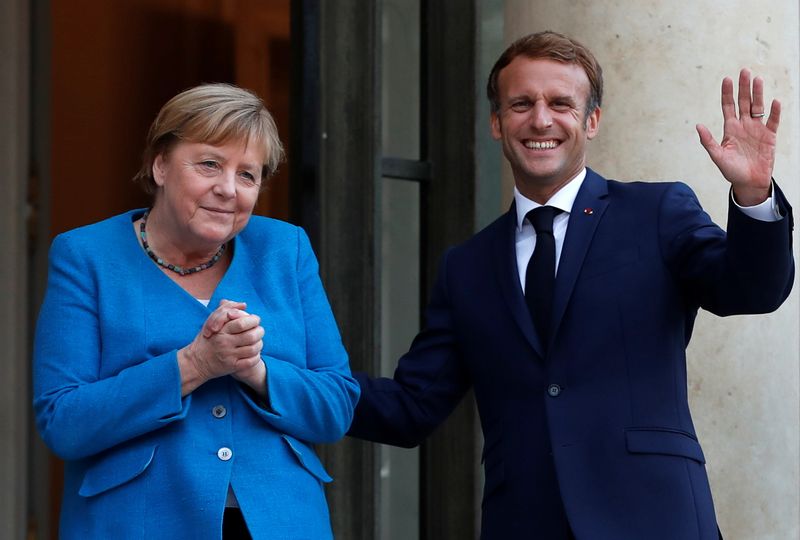 &copy; Reuters. Le président français Emmanuel Macron et la chancelière Angela Merkel se sont engagés jeudi à continuer à coopérer étroitement ensemble jusqu'à la formation d'un nouveau gouvernement après les élections du 26 septembre en Allemagne. /Photo pris