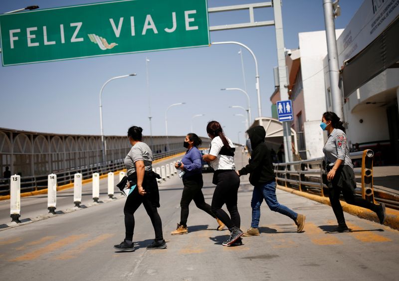 &copy; Reuters. IMAGEN DE ARCHIVO. Migrantes expulsados desde Estados Unidos y enviados de vuelta a México bajo la ley del Título 42, caminan hacia México en el puente fronterizo internacionalPaso edl Norte, en Ciudad Juárez, México, Septiembre 9, 2021. REUTERS/Jose