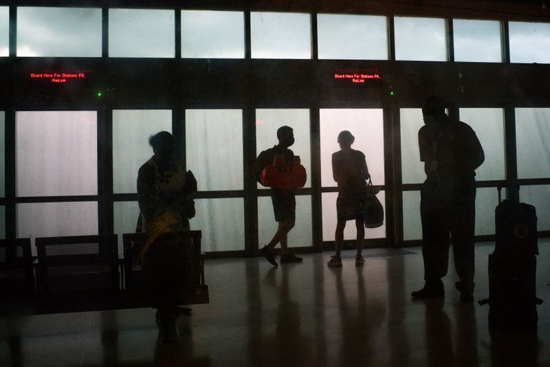 &copy; Reuters. Travelers wait for the air train ahead of the July 4th holiday, at the Newark Liberty International Airport, in Newark, New Jersey, U.S., July 2, 2021.  REUTERS/Eduardo Munoz