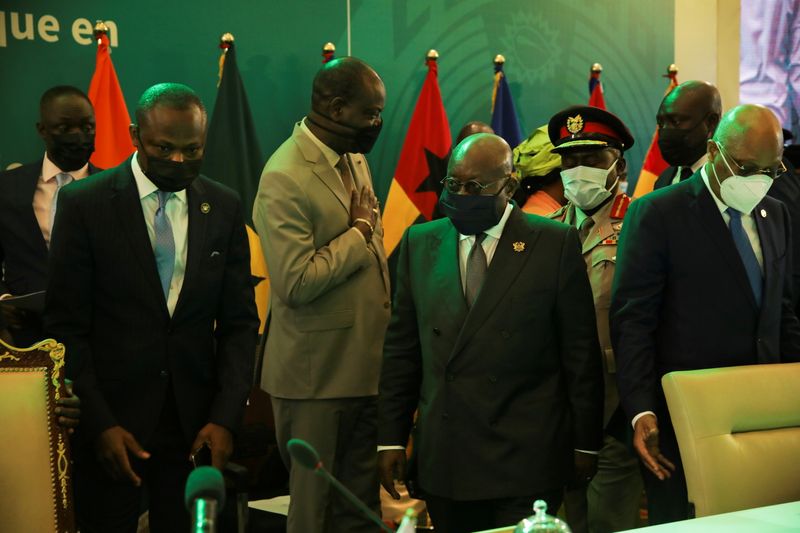 &copy; Reuters. La Communauté économique des Etats d'Afrique de l'Ouest (Cédéao) a imposé jeudi des sanctions aux dirigeants maliens responsables de la lenteur de la transition après le coup d'Etat de l'été dernier, a annoncé le président de la commission de la