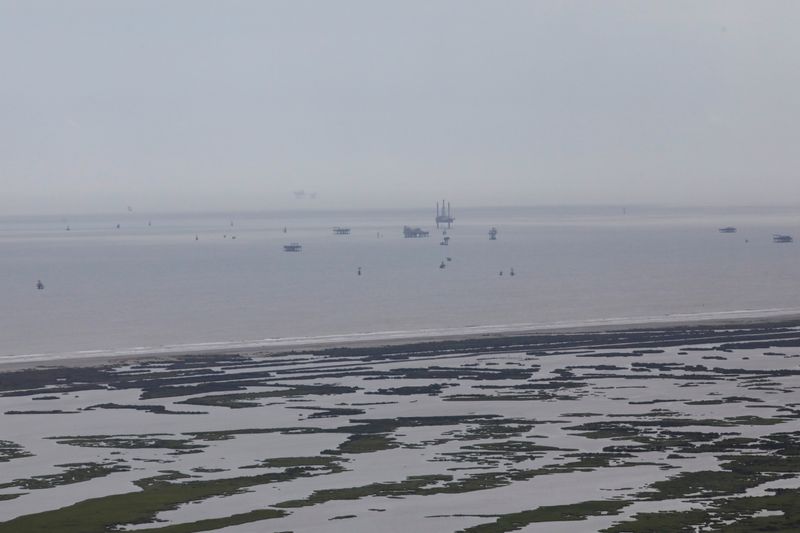 © Reuters. Plataformas de petróleo no Golfo do México após furacão Ida. 
31/08/2021
REUTERS/Marco Bello