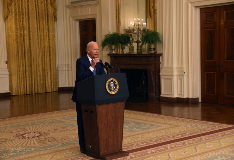 &copy; Reuters. الرئيس الأمريكي جو بايدن يتحدث في البيت الأبيض بواشنطن يوم الخميس. تصوير: ليا ميليس - رويترز.