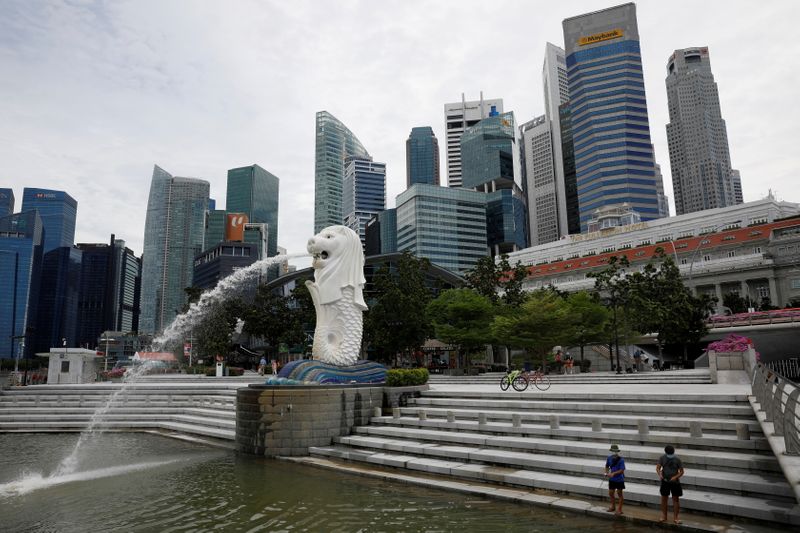 &copy; Reuters. FILE PHOTO: Youth fish at a largely empty Merlion Park in Singapore August 31, 2021.  REUTERS/Edgar Su/File Photo