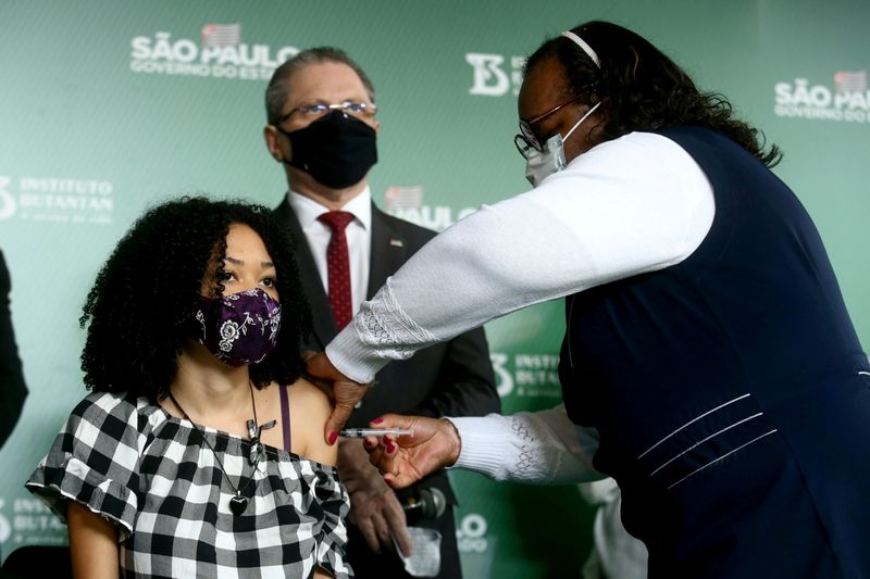 © Reuters. FILE PHOTO: A nurse gives a dose of coronavirus disease (COVID-19) vaccine to a student at Butanta Institute in Sao Paulo, Brazil August 16, 2021. REUTERS/Carla Carniel/File Photo