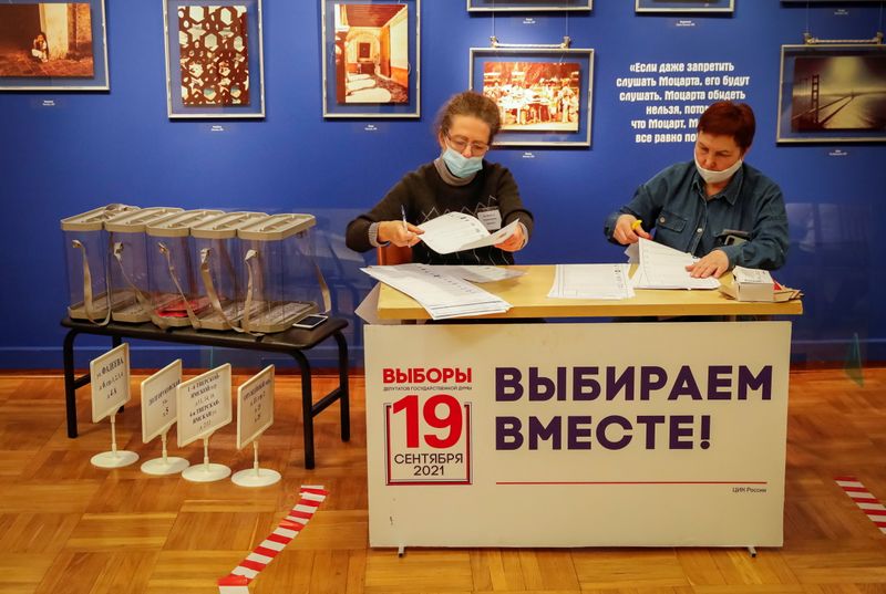 &copy; Reuters. Members of a local election commission check ballots at a polling station ahead of a three-day parliamentary vote in Moscow, Russia September 16, 2021.  REUTERS/Shamil Zhumatov