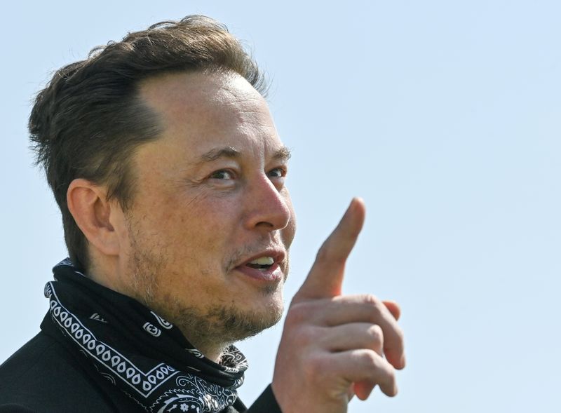 &copy; Reuters. FILE PHOTO: Tesla CEO Elon Musk gestures as he visits the construction site of Tesla's Gigafactory in Gruenheide near Berlin, Germany, August 13, 2021. Patrick Pleul/Pool via Reuters/File Photo