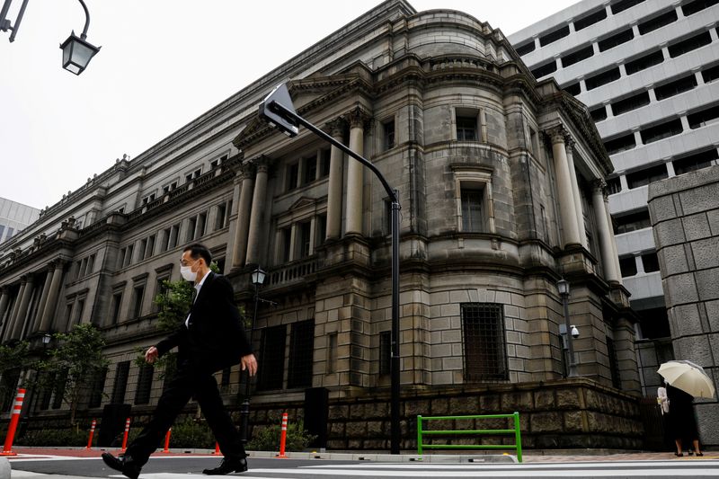 &copy; Reuters. FILE PHOTO: A man wearing a protective mask walks past the headquarters of the Bank of Japan amid the coronavirus disease (COVID-19) outbreak in Tokyo, Japan, May 22, 2020.REUTERS/Kim Kyung-Hoon/File Photo