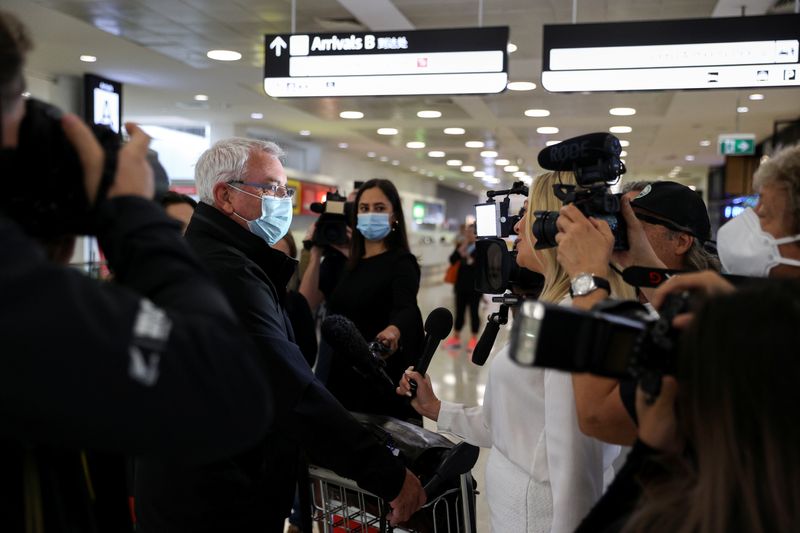 &copy; Reuters. 　ニュージーランド（ＮＺ）は１７日、オーストラリアとの隔離なしでの相互往来の停止措置を８週間延長すると発表した。写真はシドニー空港に到着した乗客。昨年１０月撮影（２０２１