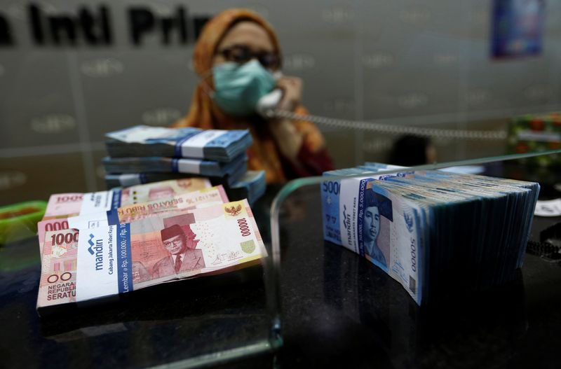 &copy; Reuters. Indonesian rupiah banknotes are seen after they were counted at a money changers in Jakarta, Indonesia April 25, 2018. REUTERS/Willy Kurniawan/Files