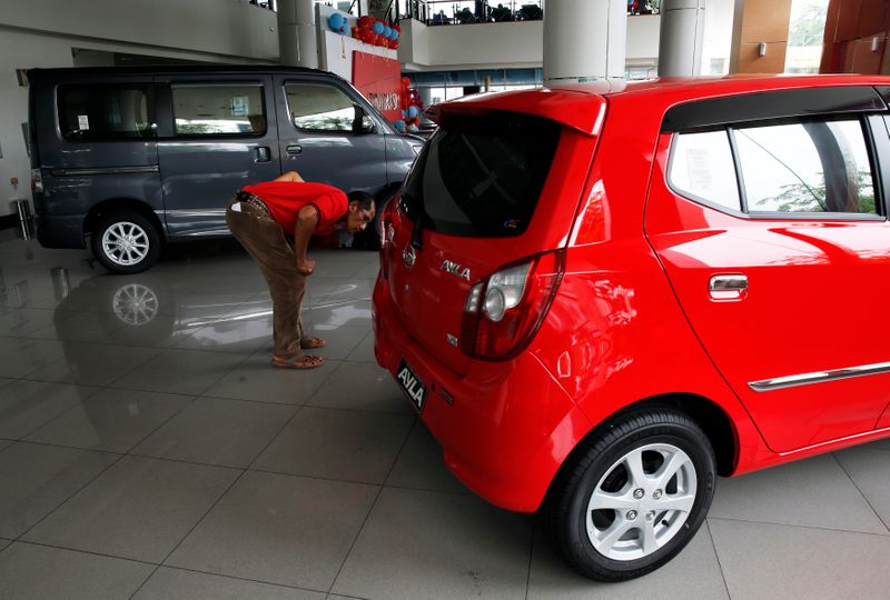 &copy; Reuters. FILE PHOTO: A customer looks at a Daihatsu Ayla car at a Daihatsu showroom in Jakarta, November 11, 2014. REUTERS/Beawiharta (INDONESIA - Tags: TRANSPORT BUSINESS)