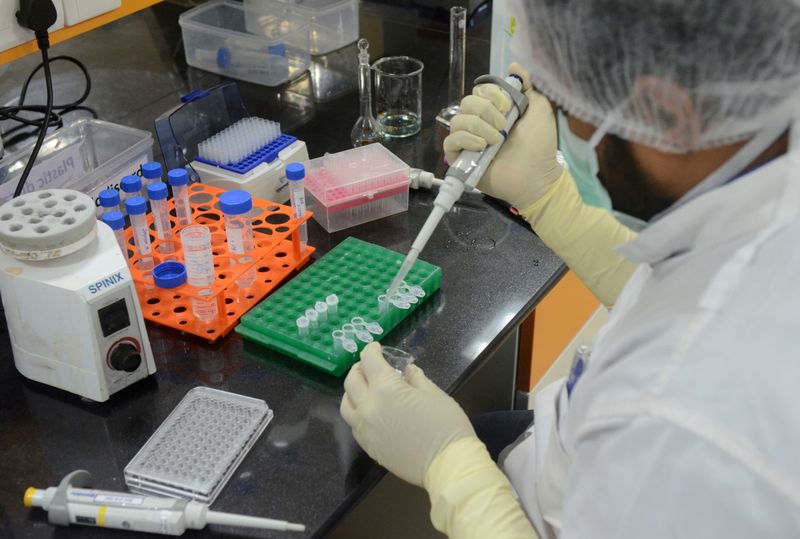 &copy; Reuters. FILE PHOTO: A research scientist works inside a laboratory of India's Serum Institute, the world's largest maker of vaccines, which is working on vaccines against the coronavirus disease (COVID-19) in Pune, India, May 18, 2020. REUTERS/Euan Rocha/File Pho