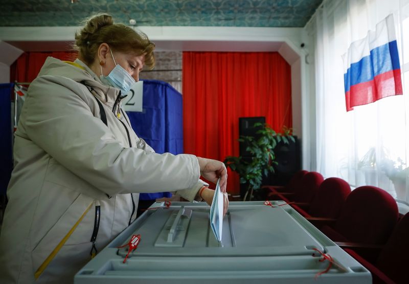 &copy; Reuters. Les Russes se rendent aux urnes vendredi pour des élections législatives que le parti au pouvoir Russie Unie devrait remporter malgré une baisse de sa côte de popularité après que l'essentiel des détracteurs du Kremlin ont été bannis du scrutin. 