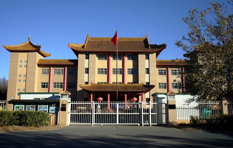 &copy; Reuters. Une vue de la façade de l'ambassade de Chine à Canberra. L'ambassade de Chine en Australie a rejeté vendredi les "accusations infondées" portées contre la Chine par les ministres australiens de la Défense et des Affaires étrangères et leurs homolo